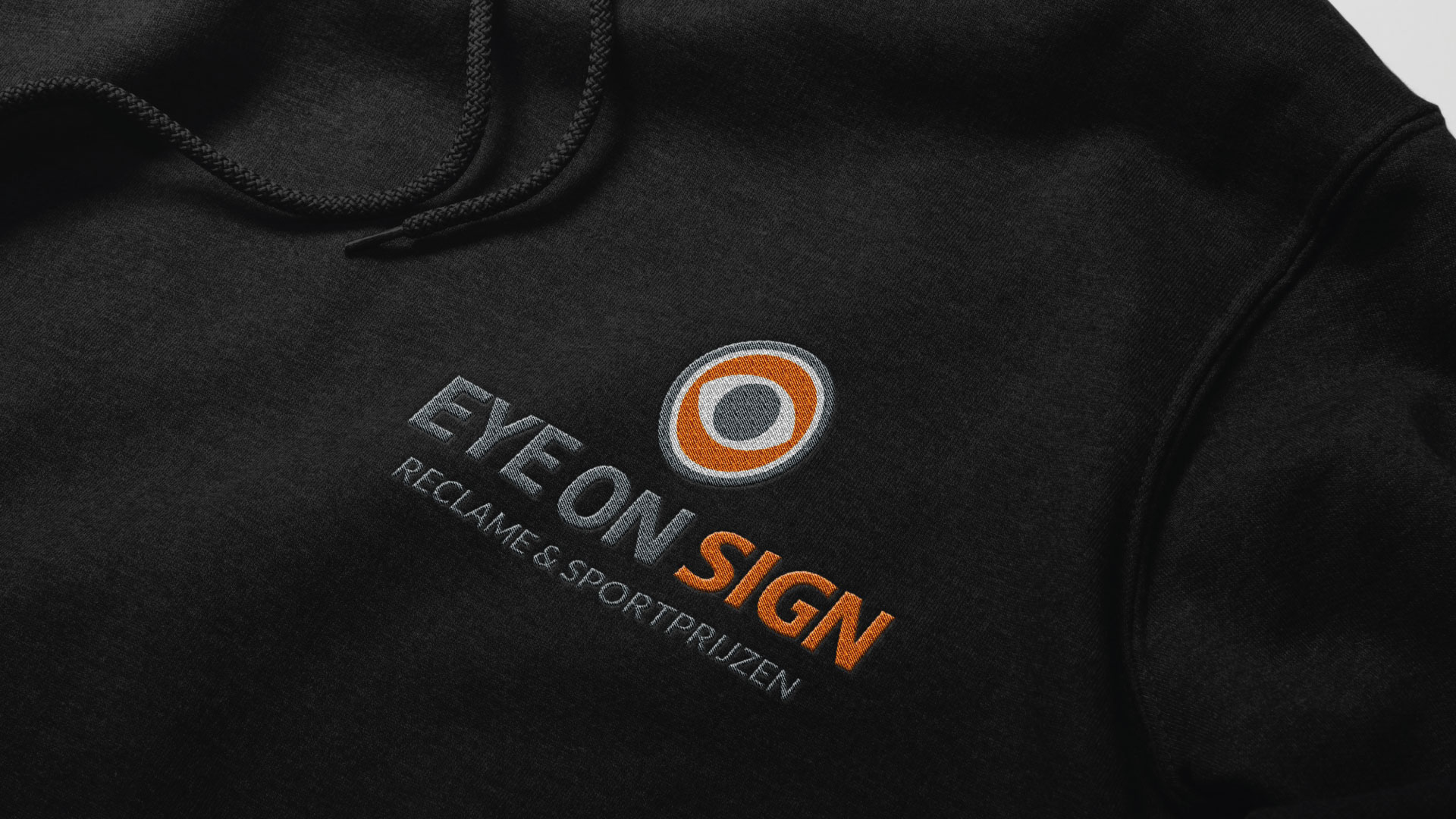 Hoodie met geborduurd logo van Eye On Sign